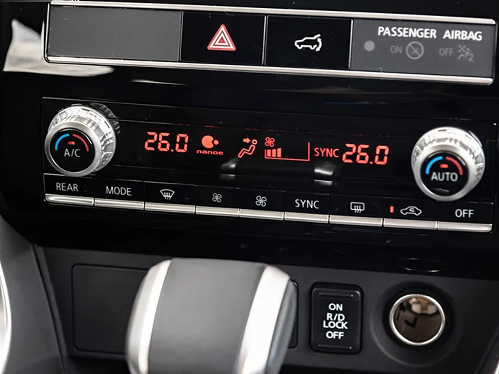 mitsubishi-pajero-sports-2021-trang-bi-2-dieu-hoa-doc-lap-va-lam-sach-khong-khi-NanoE