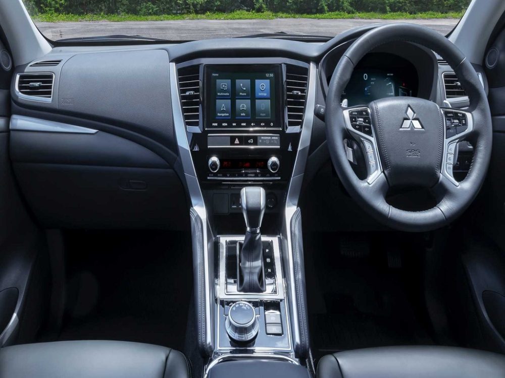 Vô lăng của chiếc Mitsubishi Pajero Sport 2020 được đánh giá cao Vô lăng của chiếc Mitsubishi Pajero Sport 2020 được đánh giá cao