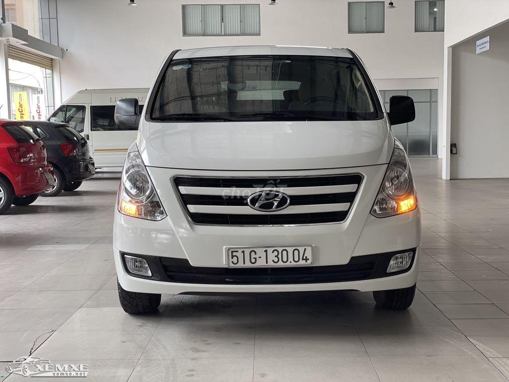 phần đầu xe Hyundai Starex 2021 khá bề thế và to lớn