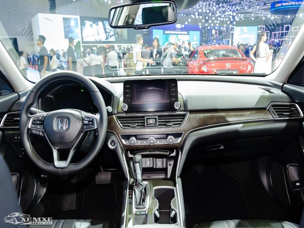 Vô lăng của Honda Accord 2021 được đổi mới thiết kế thanh thoát với 3 chấu viền