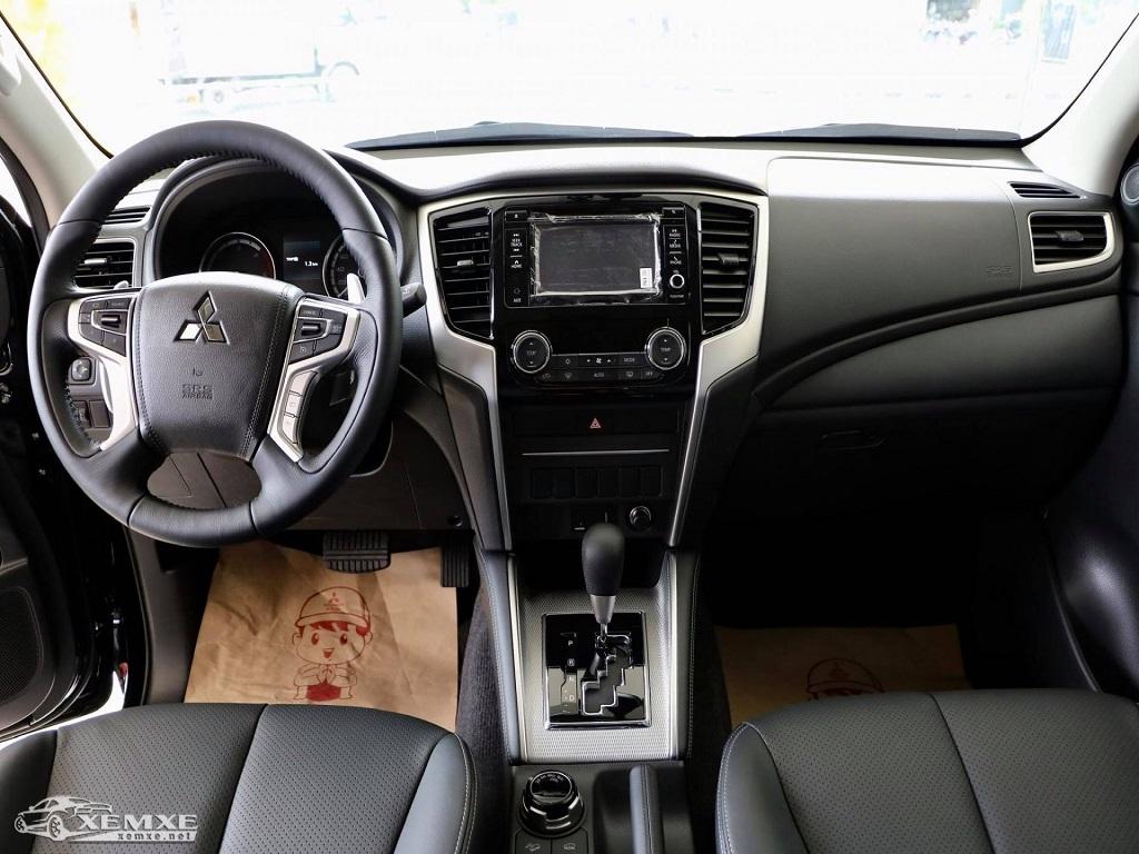 Vô lăng và cần số của xe  Mitsubishi Triton 2019 được bọc da theo ngôn ngữ Dynamic Shield dạng chiếc khiên mang đến sự vững chắc và mạnh mẽ